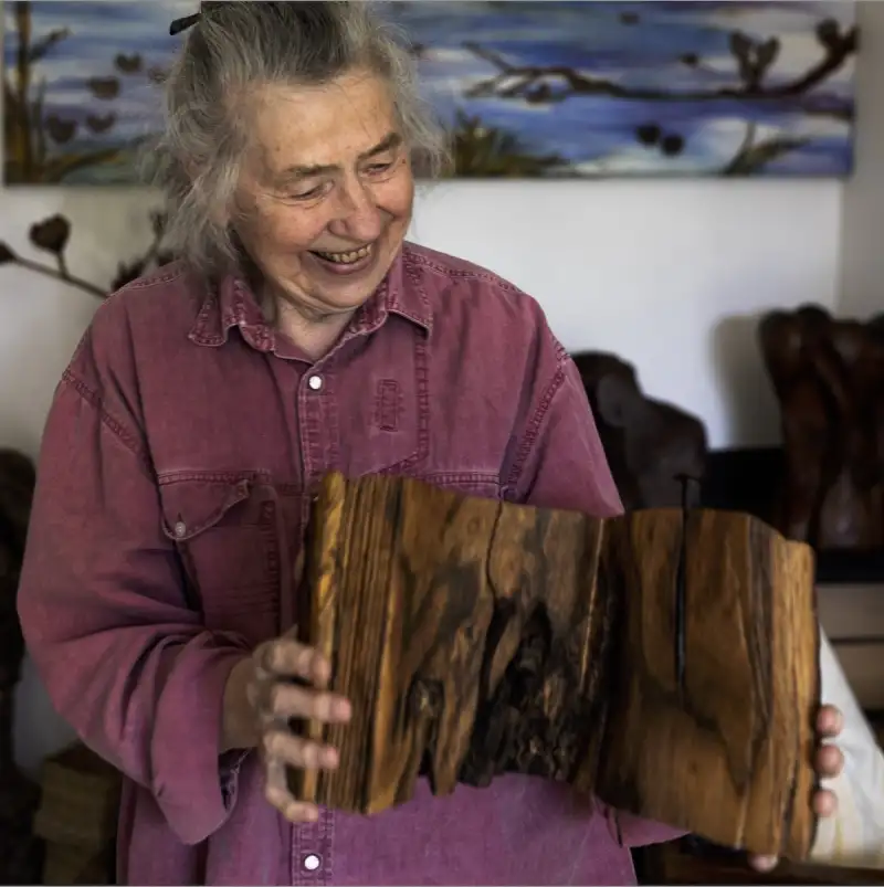 Christine Langerhorst met een 'boek' van een duizendjarige eik