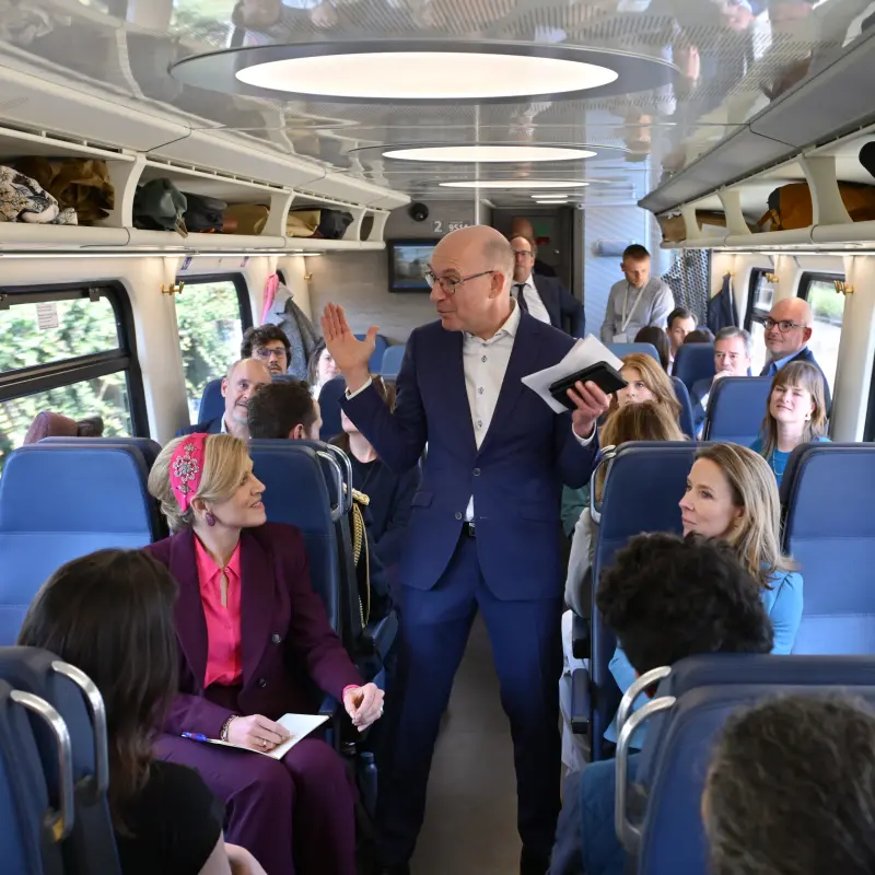 Koningin Maxima (links), Antoine Heideveld en Stientje van Veldhoven.