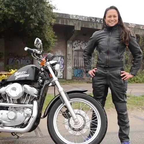 Lynda en haar Harley, foto MotoShare