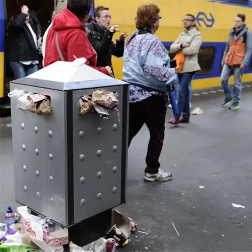 Prullenbak op treinstation