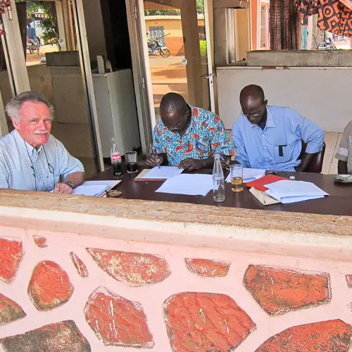  Silvester Povel in overleg met mangokweker Seydou Diamoutènè (rechts) en stafleden van het Malinese Ministerie van Landbouw.